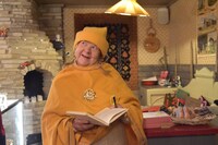 エルフの隠れ家内の“エルフの学校”にて、エルフの装いをしたスタッフ。