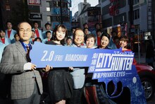 完成披露舞台挨拶前に行われた「劇場版シティーハンター <新宿プライベート・アイズ>」プレスイベントの様子。左からこだま兼嗣、飯豊まりえ、神谷明、伊倉一恵、一龍斎春水、小山茉美。