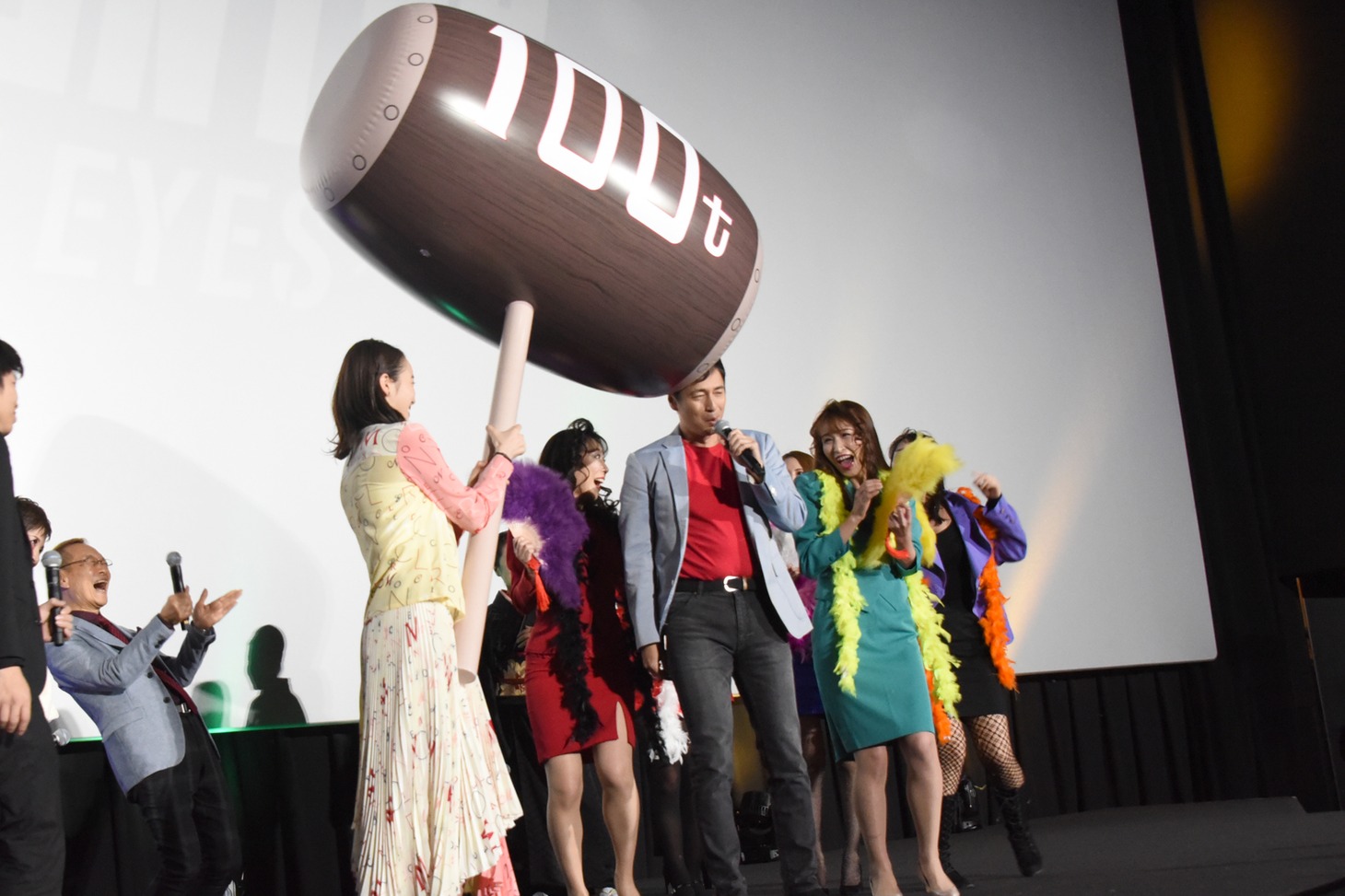 チュートリアル徳井を“100tハンマー”で叩く飯豊まりえ（中央左）。