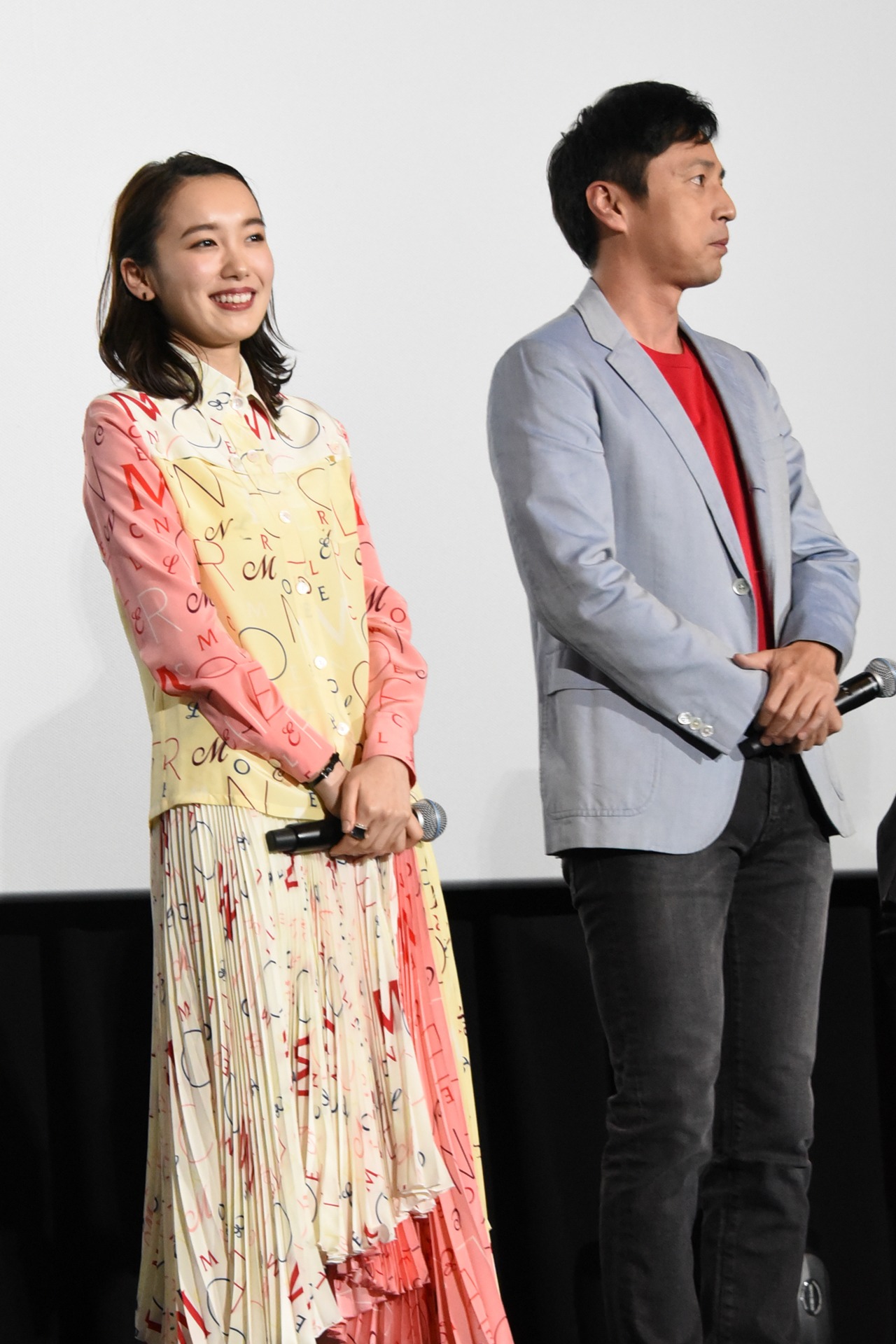 左から飯豊まりえ、チュートリアル徳井。