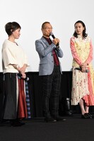 左から伊倉一恵、神谷明、飯豊まりえ。