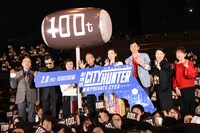 「劇場版シティーハンター <新宿プライベート・アイズ>」完成披露舞台挨拶の様子。
