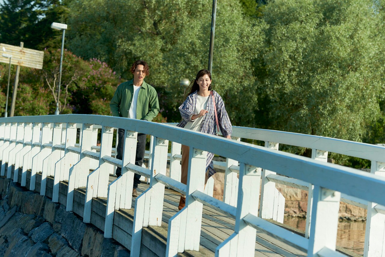 「雪の華」より、カイヴォプイストで撮影されたシーン。デートを楽しみ、追いかけっ子をする悠輔（左）と美雪（右）。