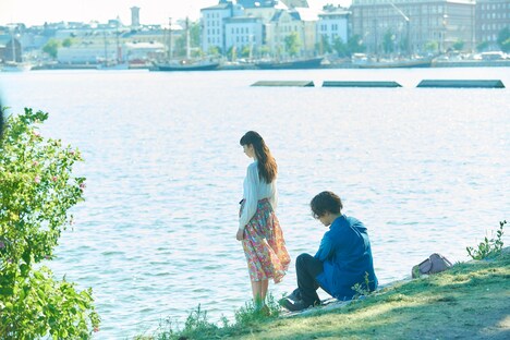 「雪の華」より、テルヴァサーリで撮影されたシーン。旅の終わりを感じ、寂しげに話す美雪（左）と悠輔（右）。