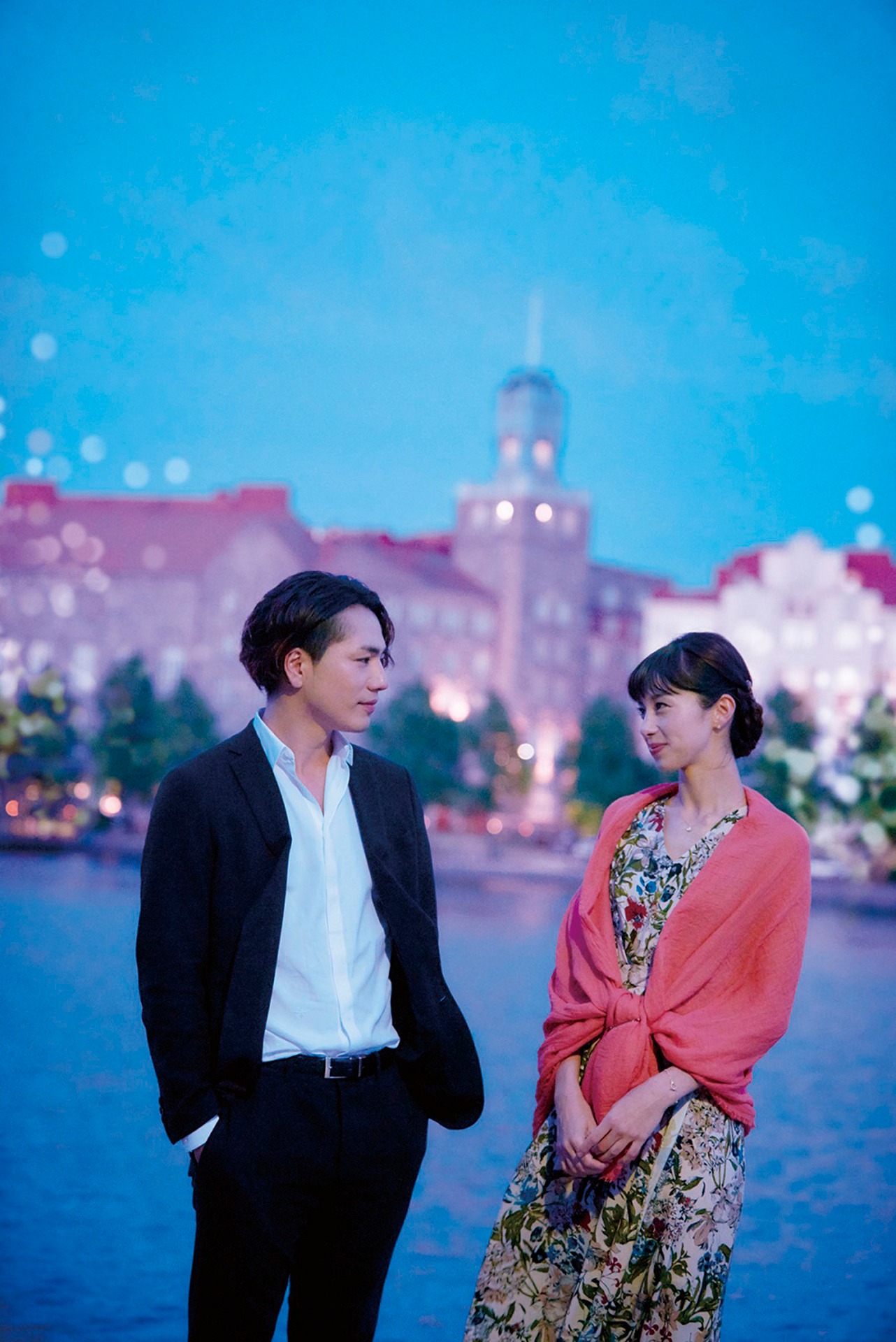 「雪の華」より、トコイ海岸で撮影されたシーン。ドレスアップしてデートを楽しむ悠輔（左）と美雪（右）。
