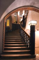 ドレスアップした美雪が降りてくるシーンを撮影した、グロ・ホテル・アートのメインロビーにある階段。