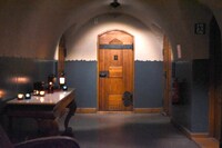 美雪と悠輔が別々の部屋に戻っていくシーンを撮影した、グロ・ホテル・アートの廊下。