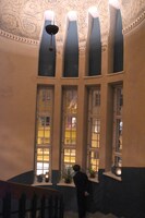 美雪と悠輔が「天井広い！」と感動しながら登っていくシーンを撮影した、グロ・ホテル・アートの階段。