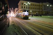 冬のヘルシンキの景色と、街中を走るトラム。
