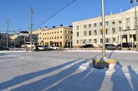 美雪と悠輔が朝市を訪れるシーンを撮影したマーケット広場。右奥の建物が市庁舎。撮影時は市庁舎の前に、2人が買い物をするベリー店が出店していた。