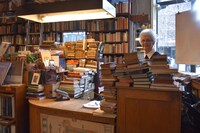 美雪と悠輔がデートするシーンを撮影した、書店ニデ・キルヤカウッパ。店主の女性は撮影にも参加している。