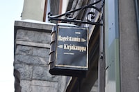 美雪と悠輔がデートするシーンを撮影した、書店ニデ・キルヤカウッパの看板。