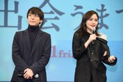 左から高橋一生、川口春奈。