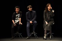 androp・内澤崇仁の演奏に聴き入る登壇者たち。