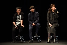 androp・内澤崇仁の演奏に聴き入る登壇者たち。