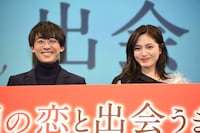 左から高橋一生、川口春奈。