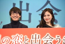 左から高橋一生、川口春奈。
