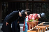 高橋一生（手前）と川口春奈（中央）が祈願する様子。