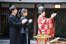 高橋一生（左）と川口春奈（中央）が祈願する様子。