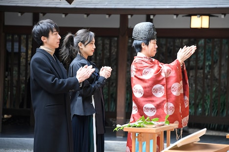 高橋一生（左）と川口春奈（中央）が祈願する様子。