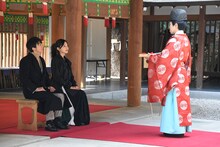 高橋一生（左）と川口春奈（中央）が祈願する様子。