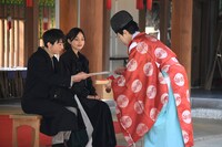 高橋一生（左）と川口春奈（中央）が祈願する様子。