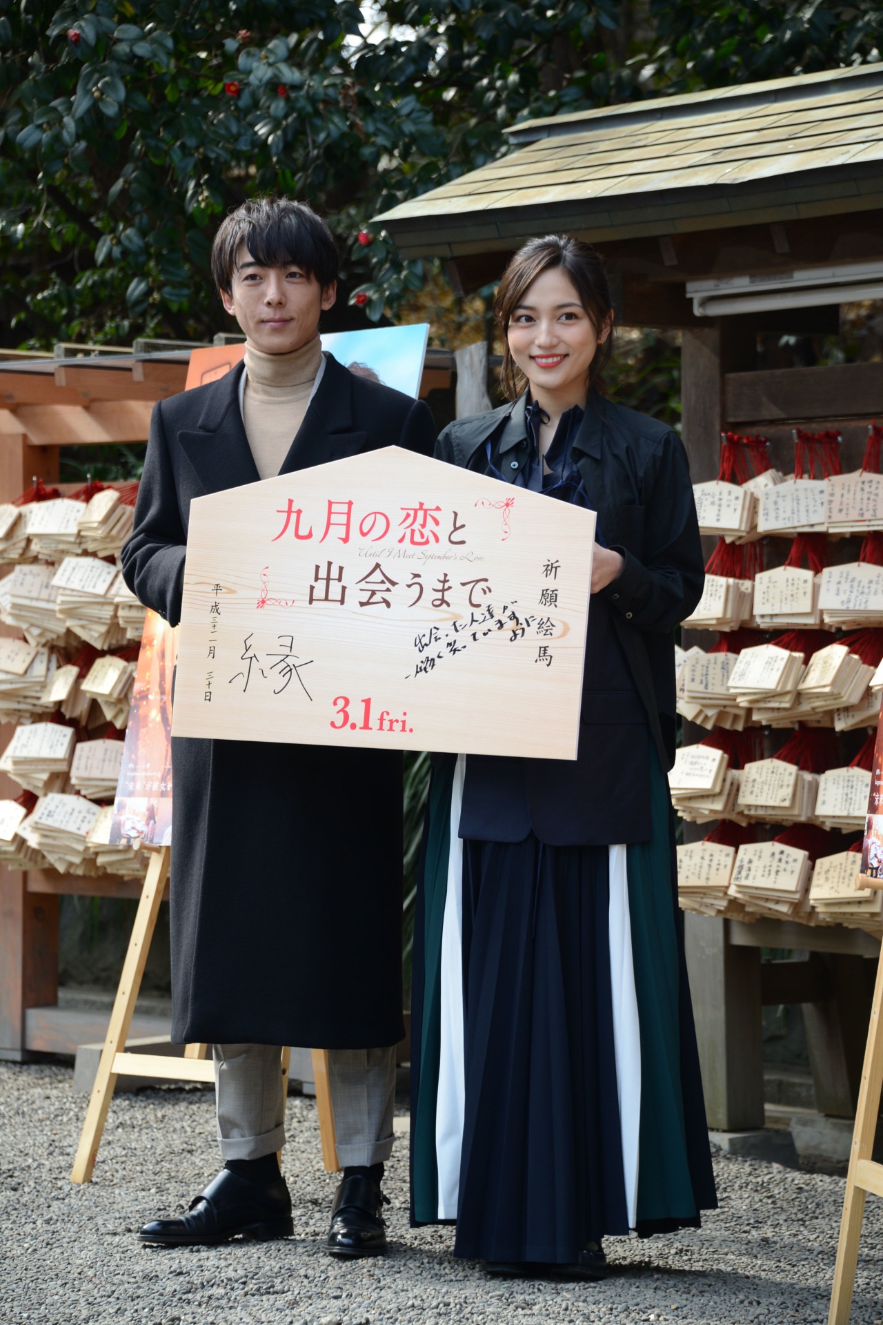 左から高橋一生、川口春奈。