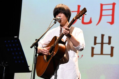 主題歌を披露するandropの内澤崇仁。