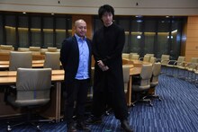 左から白石和彌、斎藤工。