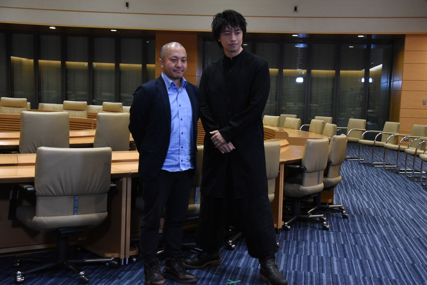 左から白石和彌、斎藤工。