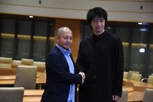 握手する白石和彌（左）と斎藤工（右）。