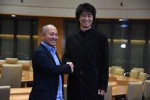 握手する白石和彌（左）と斎藤工（右）。