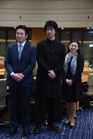 左から秋元司、斎藤工、牧島かれん。
