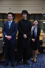左から秋元司、斎藤工、牧島かれん。