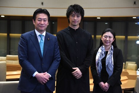 左から秋元司、斎藤工、牧島かれん。