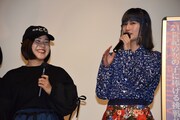 左から山戸結希、橋本愛。