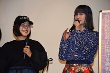 左から山戸結希、橋本愛。