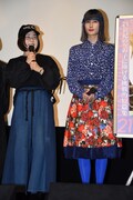 左から山戸結希、橋本愛。