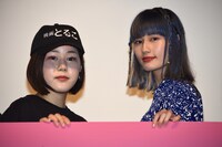 左から山戸結希、橋本愛。