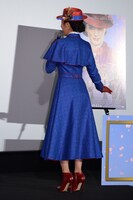 衣装の後ろ側を見せる浅田真央。