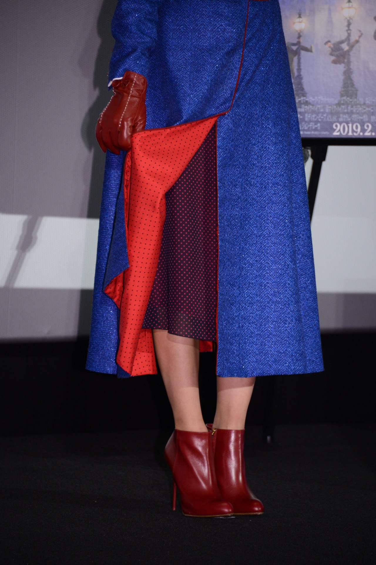 コートの内側がドット柄になっているこだわりを見せる浅田真央。