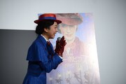 ライブビューイングのカメラに手を振る浅田真央。