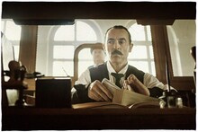 「天国でまた会おう」より、アルベール・デュポンテル演じるアルベール。