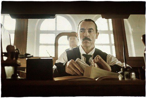 「天国でまた会おう」より、アルベール・デュポンテル演じるアルベール。