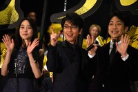 左から朝倉あき、及川光博、野村萬斎。