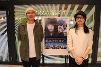 MCの森直人（左）と緒方貴臣（右）。