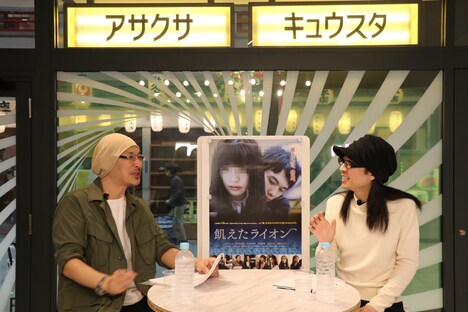 MCの森直人（左）と緒方貴臣（右）。