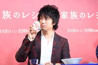 デザートのちご餅を見せる斎藤工。