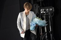 サプライズの花束を持って登場する登坂広臣。