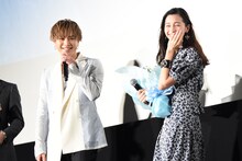 サプライズで中条あやみ（右）に花束を渡した登坂広臣（左）。